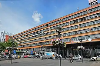 Blick vom Bahnhofsvorplatz auf das Empfangsgebäude
