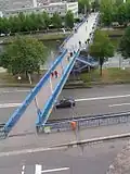 Alte Brücke mit dem im Rahmen des Baus der Stadtautobahn geschaffenem Verlängerungssteg (im Vordergrund)