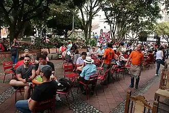 Einwohner und Besucher am Parque