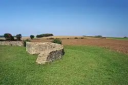 Teilrekonstruierte Prätorialfront 2011: Nordöstliche Kastellecke mit angedeutetem Graben