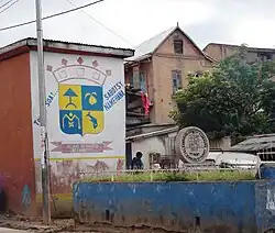 Wappen des Ortes auf einer Hauswand am Ortseingang