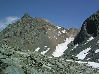 Säulkopf von Südosten. Der scheinbar höchste Punkt links ist die Säulspitze (3137&nbsp;m), in der Mitte etwas zurückliegend der Säulkopf