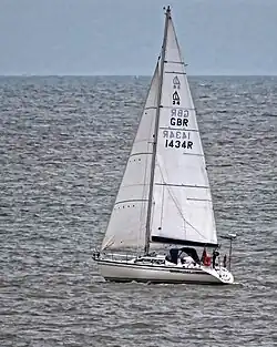Das Bild zeigt ein Segelboot mit gesetzten Segeln. Im Großsegel ist die Segelnummer deutlich zu erkennen.