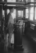 Matrose als Rudergänger auf einem Frachtschiff – 1956
