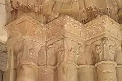 Kapitelle am Westportal