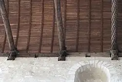 Holzdecke mit geschnitzten Balken