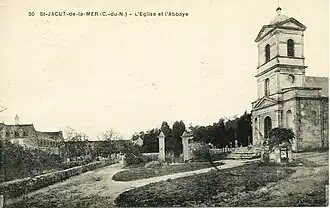 Eingangstor und ehemalige Kirche