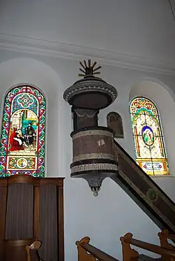 Kanzel und Glasfenster