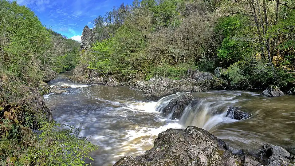 Stromschnellen des Saut Ruban in den Schluchten der Auvézère