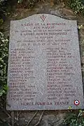 Ehrentafel am Denkmal mit den Namen der Getöteten unter der Inschrift: „An die Widerstandskämpfer der Maquis du Saumail und der Montagne Noir // an ihre gefallenen Soldaten in Erinnerung an die Kämpfe, die sie den Deutschen lieferten“