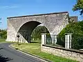 Brücke der stillgelegten Eisenbahnstrecke von Aulnay nach Rivecourt
