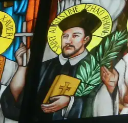 Glasfenster mit der Darstellung einer Person.