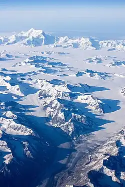 Baldwin- und Fraser-Gletscher unten im Bild