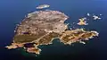 Luftbildaufnahme der Insel mit dem Flughafen