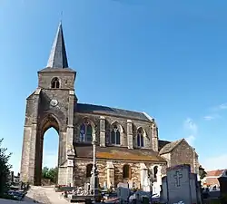 Dreiseitig offen auf hohen Stelzen: Sainte-Sabine im gleichnamigen Ort im Dép. Côte-d’Or, Frankreich