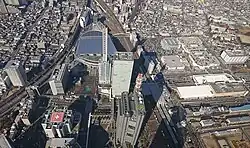 Luftansicht des Bahnhofs und der Saitama Super Arena von Süden