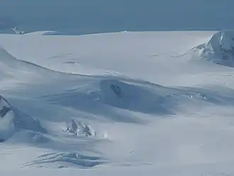 Blick vom Komini Peak auf den Sakar Peak (Mitte)