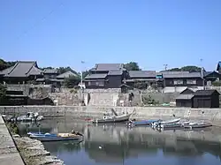 Schwarze Gebäude am westlichen Hafen