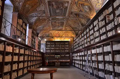 Kapitelsaal mit Decke von Belisario Corenzio (Anf. d. 17. Jhd.s) (Staatsarchiv)