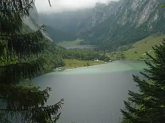 Die Saletalm mit Bootsanlegestelle, vorne das Südende des Königssees, hinten Obersee