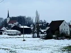 Salmanskirchen von Südosten, rechts „Schlosshäusel“.