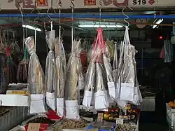 Gesalzener Fisch – verpackt – im Laden von Tuen Mun