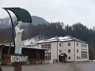 Teil der Werkstatt, dahinter Sozialgebäude und (verdeckt) Verwaltung