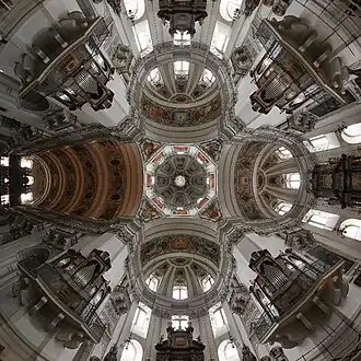 Panoramaaufnahme des Innenraums mit der Kuppel und den Vierungsorgeln