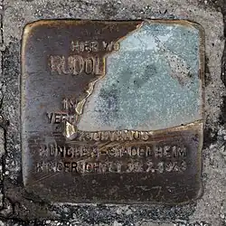 Beschädigter Stolperstein für Rudolf Hartl vor dem Haus Elisabethstraße 49 im Salzburger Stadtteil Elisabeth-Vorstadt