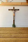 Kruzifix hinter dem Altar
