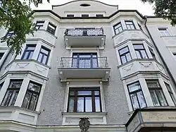 Fassade über dem Portal