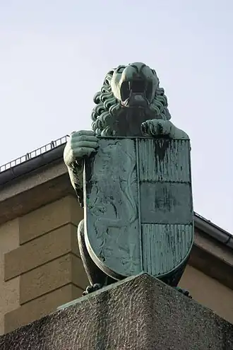Löwe mit Salzburger Landeswappen am Festspielhaus