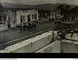 Durch Bomben zerstörte Gebäude an der Straße von Same