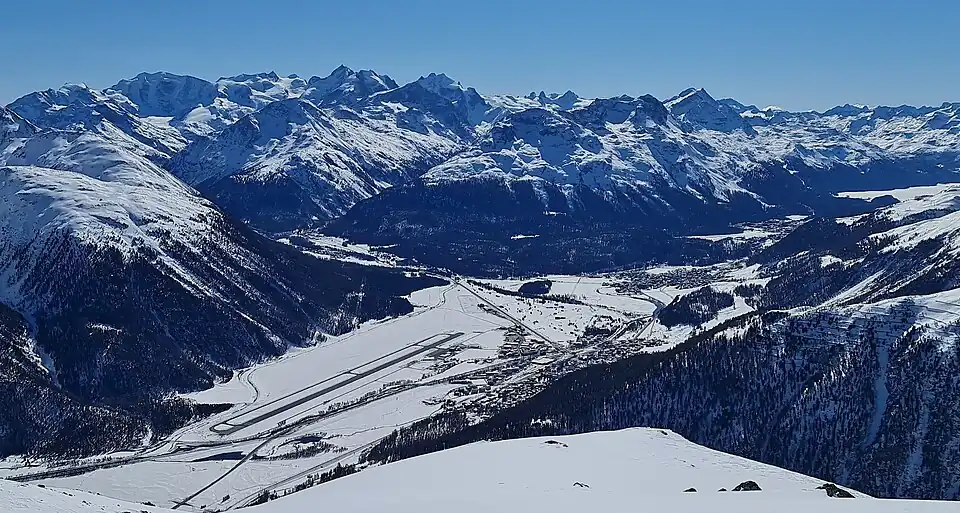 Vom Wintergipfel (P. 2799) aus bietet sich ein guter Ausblick auf Samedan und den Flugplatz