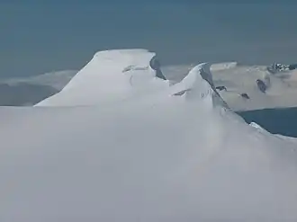 Blick vom Radnevo Peak auf den Samuel Peak (links) und den Ahtopol Peak (rechts)