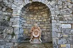 Der Brunnen mit der Terracottafigur Luca Cava