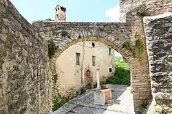 Brunnen mit 1065 datierter Säule