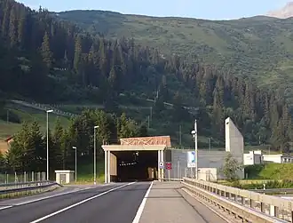 Einfahrt in den San-Bernardino-Tunnel (2015)