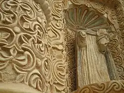 Statue und Detail der Fassade