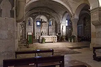 Chor mit Hauptaltar, Chorbogen und zentraler Apsis