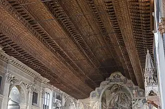 Holzdecke in der Form eines umgekehrten Schiffskiels