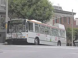 Wagen 5569 des Typs 14TrSF auf Linie&nbsp;1, typisch sind die starken Steigungen