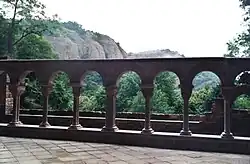 Arkaden des Kreuzgangs zum Tal