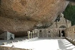 Kreuzgang San Juan de la Peña unter überhängendem Fels