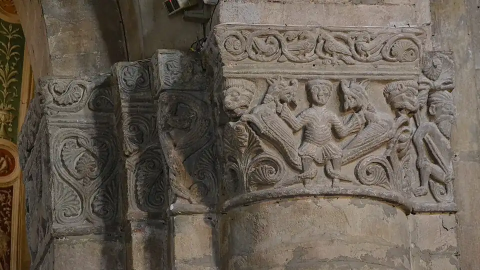 Eine der Kapitelle der Säulen des Hauptschiffs.