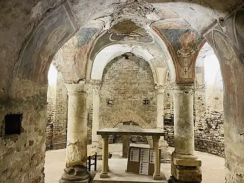 Der Altar in der Krypta.