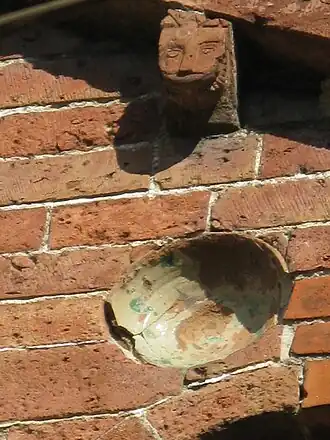 Eine der byzantinischen Keramikplatten, Anfang des 13. Jahrhunderts.