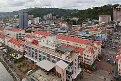 Blick auf das Hafenviertel von Sandakan