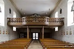 Innenansicht mit Blick zur Empore und zum Eingang