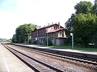 Erstes Empfangsgebäude des Bahnhofs auf der Halle-Vienenburger Seite (2009)